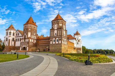 Mir Karelichy Bölgesi Hrodna Bölgesi Belarus 28. Eylül 2020 Mir Kalesi Görkemli Kale Park ve Mir Belarus göl nehri ile anıt.
