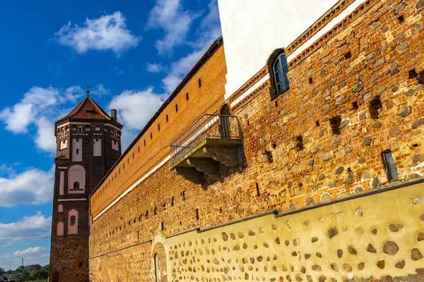 Mir Karelichy Bölgesi Hrodna Bölgesi Belarus 28. Eylül 2020 Mir Kalesi Görkemli Kale Park ve Mir Belarus göl nehri ile anıt.