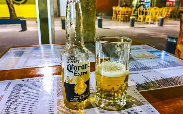 Centro Historico Mexico City, 11 numara. Şubat 2021 Corona Biraları ve Lime Centro Historico City Mexico 'da bir Bar Restoranında.