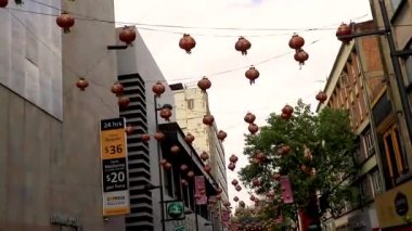Centro Historico Mexico City, 11 numara. Çin Mahallesi, Çin Mahallesi Tourst Sokak Halkı Centro Historico Mexico City 'de Çin Feneri Renkli Şemsiyeler ve Dükkanlar.