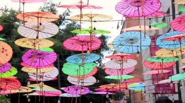 Centro Historico Mexico City, 11 numara. Çin Mahallesi Çin Mahallesi Turizm Sokağı, 2021 Şubat 'ında Centro Historico Mexico City' de Kızıl Çin Feneri ve Renkli Şemsiyeler ve Dükkanlar.