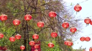 Centro Historico Mexico City, 11 numara. Şubat 2021 Çin Mahallesi Çin Mahallesi Turizm Sokağı. Centro Historico Mexico City 'de Kırmızı Asılı Çin Feneri ve Renkli Şemsiyeleri var..