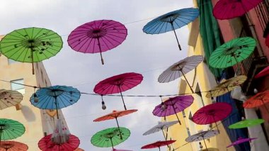 Centro Historico Mexico City, 11 numara. Çin Mahallesi Çin Mahallesi Turizm Sokağı, 2021 Şubat 'ında Centro Historico Mexico City' de Kızıl Çin Feneri ve Renkli Şemsiyeler ve Dükkanlar.