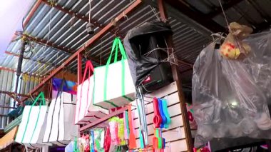 Centro Historico Mexico City 14 numara. Şubat 2021 'de Market Caddesi' nde Gıda ve Giyim Satış Dükkanları müzik çalar ve Mexico City 'deki insanlar.