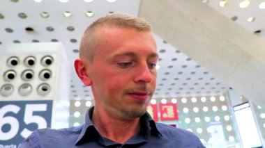 Yakışıklı Turist Gezgini Penon de los Banos Venustiano 'daki Havalimanında kahve içiyor..