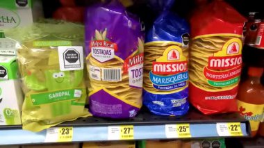 Centro Historico Mexico City 09. Şubat 2021 'de Mexico City' deki 711 Eleven mağazasından yiyecek almak Kurabiye Bun Sanopal Nopal Kaktüs Tostadas.