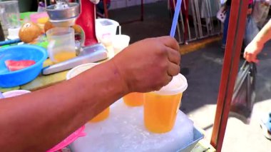 Centro Historico Mexico City 14 numara. Şubat 2021, Centro Historico City Mexico 'daki Cadde Marketinden Mango Portakal suyu al..