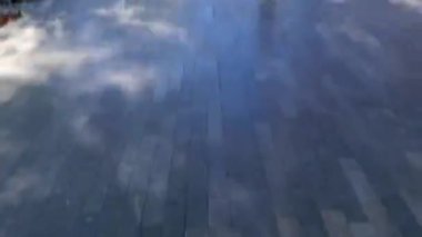 Centro Historico Mexico City 14 numara. Şubat 2021 Meksiko City 'de, Yerden Şort ve Spor Ayakkabıları Üzerinde Yürüyen Farklı Tipler Adamın Bacakları ve Ayakkabıları.