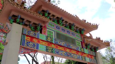 Centro Historico Mexico City, 11 numara. 2021 Şubat 'ında Çin Mahallesi Renkli Girişi Turist Caddesi Halkına Hoş Geldiniz Çin Fener Şemsiyeleri ve Dükkanları Meksiko Şehri.