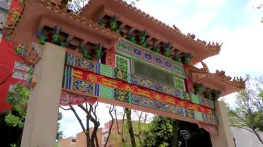 Centro Historico Mexico City, 11 numara. 2021 Şubat 'ında Çin Mahallesi Renkli Girişi Turist Caddesi Halkına Hoş Geldiniz Çin Fener Şemsiyeleri ve Dükkanları Meksiko Şehri.