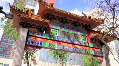 Centro Historico Mexico City, 11 numara. 2021 Şubat 'ında Çin Mahallesi Renkli Girişi Turist Caddesi Halkına Hoş Geldiniz Çin Fener Şemsiyeleri ve Dükkanları Meksiko Şehri.