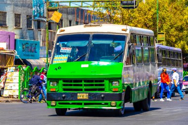 Centro Historico Mexico City 14 numara. Şubat 2021 Centro Historico Mexico City 'de tipik bir şehir otobüsü taşıma aracı.