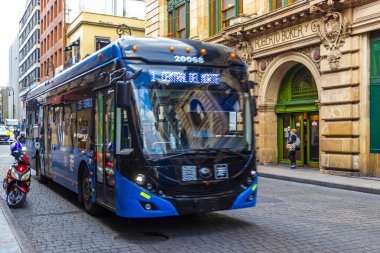 Centro Historico Mexico City, 11 numara. Şubat 2021 Centro Historico Mexico City 'de tipik bir şehir otobüsü nakliye aracı..