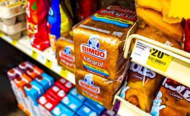 Centro Historico Mexico City 10 numara. Şubat 2021 'de Mexico City' deki 711 Eleven mağazasından çerez almak Bimbo Kurabiye Bun ve Ekmek almak.