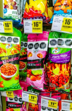 Centro Historico Mexico City 07. Şubat 2021 'de Mexico City' deki 711 Eleven mağazasından yiyecek almak şeker tohumları ve diğer fındıklar..