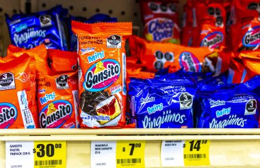 Centro Historico Mexico City 10 numara. Şubat 2021 'de Mexico City' deki 711 Eleven Store 'dan yiyecek almak Kurabiyeler tatlandırmak Gansito ve Pinguinos' u seçmek.