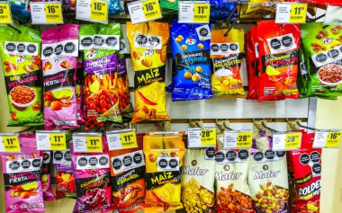 Centro Historico Mexico City 07. Şubat 2021 'de Mexico City' deki 711 Eleven mağazasından yiyecek almak şeker tohumları ve diğer fındıklar..