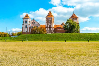 Mir Karelichy Bölgesi Hrodna Bölgesi Belarus 28. Eylül 2020 Mir Kalesi Görkemli Kale Park ve Mir Belarus göl nehri ile anıt.