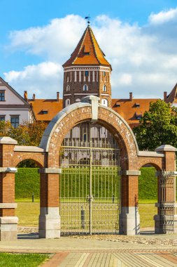 Mir Karelichy Bölgesi Hrodna Bölgesi Belarus 28. Eylül 2020 Mir Kalesi Görkemli Kale Park ve Mir Belarus giriş kapısı çitli anıt.
