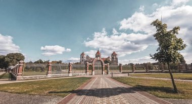 Mir Karelichy Bölgesi Hrodna Bölgesi Belarus 28. Eylül 2020 Mir Kalesi Görkemli Kale Park ve Mir Belarus giriş kapısı çitli anıt.