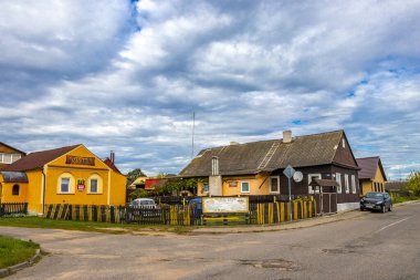 Mir Karelichy Bölgesi Belarus 29. Eylül 2020 Mir Karelichy İlçesi Belarus Bölgesi 'nde Ahşap Kulübeleri ve Evleri olan Tipik Renkli Köy Sokakları ve Yolları.