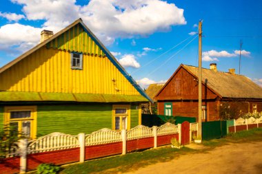 Kamyanyet İlçe Brest Bölgesi Belarus 25. Eylül 2020 'de Kamyanyet İlçe Brest Bölgesi Belarus' ta küçük bir köy kasabasında ev kulübeleri ve binalar inşa edildi..