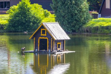 Brest Brest Bölgesi Belarus 20. Eylül 2020 Brest City Park yeşil doğa ördek kulübesi ve manzara Leninskiy Rayon Brest Brest Bölgesi Belarus Bölgesi 'nde güzel bir nehir gölü havuzu ile.