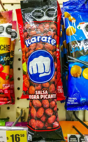 Centro Historico Mexico City 08. Şubat 2021 'de Mexico City' deki 711 Eleven mağazasından yiyecek almak şeker tohumları ve diğer fındıklar..