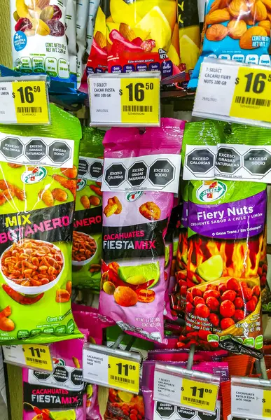 Centro Historico Mexico City 07. Şubat 2021 'de Mexico City' deki 711 Eleven mağazasından yiyecek almak şeker tohumları ve diğer fındıklar..