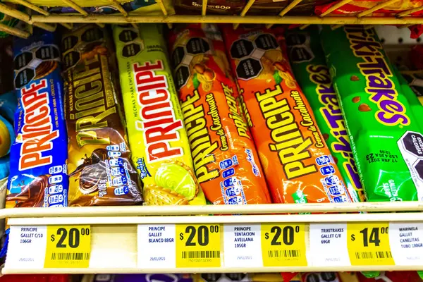 Centro Historico Mexico City 10 numara. Şubat 2021 'de Mexico City' deki 711 Eleven mağazasından yiyecek alma Principe Kurabiye Çöreği ve Ekmek alma.