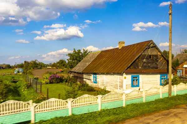 Kamyanyet İlçe Brest Bölgesi Belarus 25. Eylül 2020 'de Kamyanyet İlçe Brest Bölgesi Belarus' ta küçük bir köy kasabasında ev kulübeleri ve binalar inşa edildi..