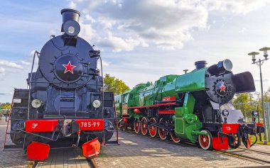 Brest Brest Bölgesi Belarus 20. Eylül 2020 Klasik antika trenler, Leninskiy Rayon Brest Belarus 'taki Demiryolu Mühendislik Müzesi' nde buharlı lokomotifler kullanıyor..