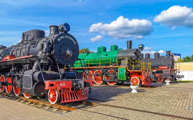 Brest Brest Bölgesi Belarus 20. Eylül 2020 Klasik antika trenler, Leninskiy Rayon Brest Belarus 'taki Demiryolu Mühendislik Müzesi' nde buharlı lokomotifler kullanıyor..