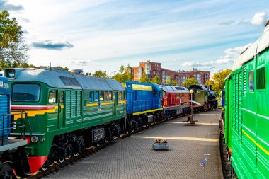 Brest Brest Bölgesi Belarus 20. Eylül 2020 Klasik antika trenler, Leninskiy Rayon Brest Belarus 'taki Demiryolu Mühendislik Müzesi' nde buharlı lokomotifler kullanıyor..