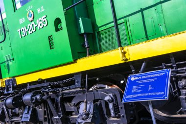 Brest Brest Bölgesi Belarus 20. Eylül 2020 Klasik antika yeşil tren lokomotifleri Leninskiy Rayon Brest Belarus 'taki Demiryolu Mühendislik Müzesi' nde buharlı lokomotifler.