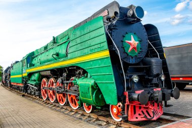 Brest Brest Bölgesi Belarus 20. Eylül 2020 Klasik antika yeşil tren lokomotifleri Leninskiy Rayon Brest Belarus 'taki Demiryolu Mühendislik Müzesi' nde buharlı lokomotifler.
