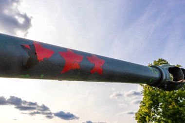 Brest Brest Bölgesi Belarus 20. Eylül 2020 Klasik antika trenler buharlı lokomotif makineli tüfek silahlarıyla Brest Belarus 'taki demiryolu mühendislik müzesinde.