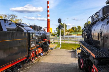 Brest Brest Bölgesi Belarus 20. Eylül 2020 Siyah klasik antika tren lokomotifleri Leninskiy Rayon Brest Belarus Demiryolu Mühendislik Müzesi 'nde buharlı lokomotifler.
