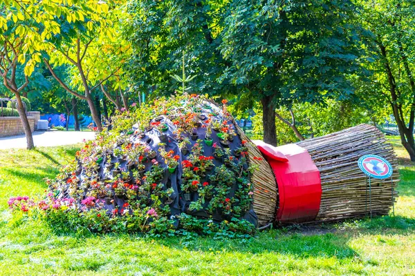 Brest Brest Bölgesi Belarus 20. Eylül 2020 Brest City Park yeşil doğa çiçekleri Leninskiy Rayon Brest Bölgesi 'nde sanat ve manzara heykelleri yapıyor..