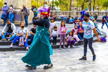 Centro Historico Mexico City, 11 numara. Şubat 2021 Bir Halk Meydanı 'nda Komik Palyaço Şovu Alameda Central Park Centro Historico Mexico City' de bir sürü seyirci ile.