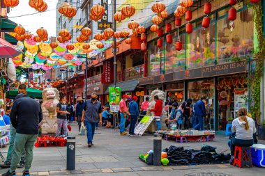Centro Historico Mexico City, 11 numara. Şubat 2021 Çin Mahallesi Çin Mahallesi Turist Caddesi İnsanlar Centro Historico Mexico City 'deki Çin Feneri Renkli Şempanzeler ve Dükkanlar.