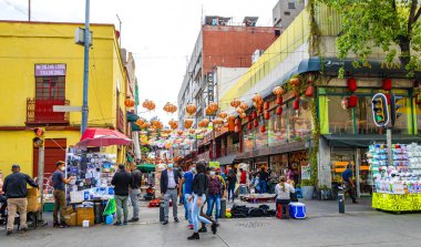 Centro Historico Mexico City, 11 numara. Şubat 2021 Çin Mahallesi Çin Mahallesi Turist Caddesi İnsanlar Centro Historico Mexico City 'deki Çin Feneri Renkli Şempanzeler ve Dükkanlar.