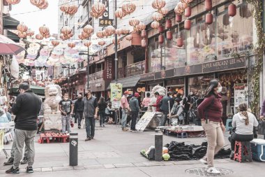Centro Historico Mexico City, 11 numara. Şubat 2021 Çin Mahallesi Çin Mahallesi Turist Caddesi İnsanlar Centro Historico Mexico City 'deki Çin Feneri Renkli Şempanzeler ve Dükkanlar.