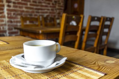 Beyaz Rusya 'nın Mir Karelichy İlçesi Hrodna Bölgesi' nde Peçete Kaşığı ve Şekerle Tahta Masa Üzerinde Güzel Kahve.