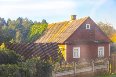 Kamyanyet İlçe Brest Bölgesi Belarus 25. Eylül 2020 'de Kamyanyet İlçe Brest Bölgesi Belarus' ta küçük bir köy kasabasında ev kulübeleri ve binalar inşa edildi..