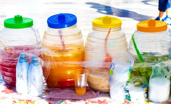 Centro Historico Mexico City 14 numara. Şubat 2021 Mexico City Mexico City 'deki Meksika Atıştırmalık Yiyecek ve İçecek Sokak standında çeşitli bileşenleri olan renkli konteynırlar..