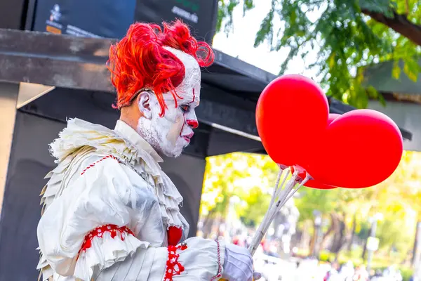 Centro Historico Mexico City 14 numara. Şubat 2021 Balonlu Ürkütücü Korku Palyaçosu Centro Historico Mexico City 'deki Turist Caddesi' nde.