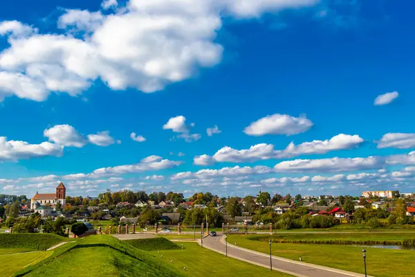 Mir Karelichy Bölgesi Belarus 28. Eylül 2020 Mir Karelichy İlçesi Belarus Bölgesi 'nde Ahşap Kulübeleri ve Evleri olan Tipik Renkli Köy Sokakları ve Yolları.