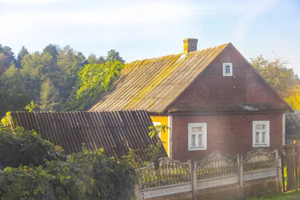 Kamyanyet İlçe Brest Bölgesi Belarus 25. Eylül 2020 'de Kamyanyet İlçe Brest Bölgesi Belarus' ta küçük bir köy kasabasında ev kulübeleri ve binalar inşa edildi..