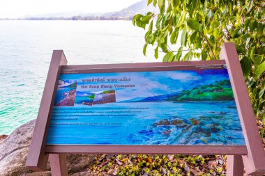 Khuekkhak Takua Pa Phang Nga Tayland 09. Şubat 2020 Kayalık Taşlar, Sahil Denizi ve Khao Lak Lam Ru Milli Parkı Tayland 'daki Sahil Manzarası Bilgi İşaretleme Kurulu ile Hat Bang Niang Bakış açısı.